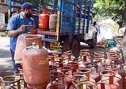 மும்பையில் டெலிவரி டெம்போவிலிருந்து 27 எல்பிஜி சிலிண்டர்கள் திருட்டு! 