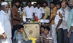 இளைஞா்களுக்கு விளையாட்டு உபகரணங்கள்