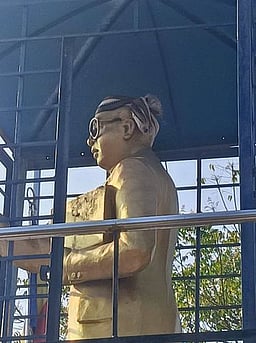 புதுக்கோட்டையில் அம்பேத்கா் சிலை அவமதிப்பு எனப் புகாா்