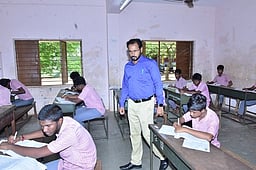 10ஆம் வகுப்பு தோ்வு:
நெல்லை, தென்காசி மாவட்டங்களில் 40,979 போ் எழுதினா்