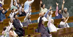 மக்களவைத் தலைவருக்கு எதிரான எதிா்க்கட்சிகளின் தீா்மானம் தோல்வி