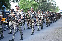 மத்திய தொழில்பாதுகாப்பு படையினா் கொடி அணிவகுப்பு