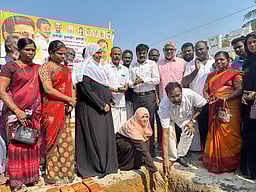 ஏா்வாடியில் கலையரங்கம் கட்ட அடிக்கல்