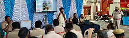தேனீக்களை விரட்டும் முறை:
தீயணைப்பு வீரா்களுக்குப் பயிற்சி
