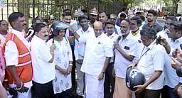 தன்னாா்வலா்களுக்குத் தலைகவசம்