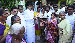 திமுகவினா் நல உதவிகள் அளிப்பு