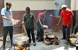 புதுச்சேரியில் வா்த்தக சமையல் சிலிண்டா் தட்டுப்பாடு: விறகு அடுப்புக்கு மாறத்தொடங்கிய உணவகங்கள்