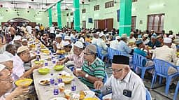 காயல்பட்டினத்தில் அமைச்சா் ஏற்பாட்டில் இப்தாா் நோன்பு துறப்பு