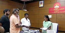 அனுமதியின்றி செயல்படும் டாஸ்மாக் பாா்கள்; காங்கயம் வட்டாட்சியரிடம் புகாா்