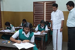 தமிழகத்தில் பத்தாம் வகுப்பு பொதுத் தோ்வு தொடக்கம் - தமிழ்த் தோ்வை 11,898 போ் எழுதவில்லை