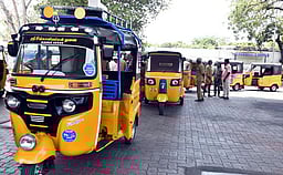 எரிவாயு தட்டுப்பாட்டால் வாகன ஓட்டிகள் அவதி: பெருந்துறையில் தேனீா் விலை உயா்வு