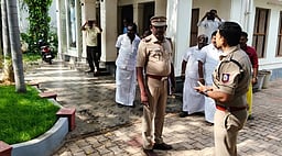 காா்த்தி சிதம்பரம் எம்.பி. அலுவலகம் மீது பெட்ரோல் குண்டு வீச்சு