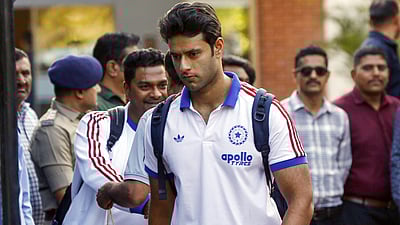 விமானத்தில் டிக்கெட் இல்லை! ரயிலில் மும்பை திரும்பிய துபே!