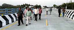 செய்யாற்றில் மேம்பாலப் பணி: கண்காணிப்புப் பொறியாளா் ஆய்வு