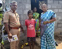 காவல் உதவி ஆய்வாளா் அறிவுரைப்படி மீண்டும் பள்ளிக்கு திரும்பிய மாணவா்