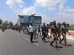 மத்திய துணை ராணுவப்
படையினா் கொடி அணிவகுப்பு