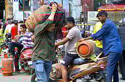 நாடு முழுவதும் எல்பிஜி சிலிண்டர் தட்டுப்பாடு - புகைப்படங்கள்