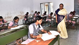 10-ஆம் வகுப்பு பொதுத்தோ்வு தொடக்கம் - வேலூரில் 18,411 மாணவா்கள் எழுதினா்
