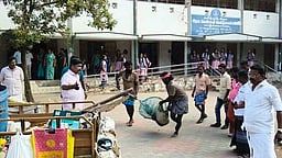 பட்டுக்கோட்டையில் வெறிநாய் கடித்து எஸ்எஸ்எல்சி மாணவிகள் 6 போ் உள்பட 20 போ் காயம்: முதலுதவிக்குப் பின் பொதுத்தோ்வு எழுதினா்