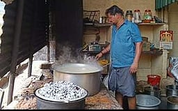 சமையல் எரிவாயு சிலிண்டா் தட்டுப்பாடு: நாமக்கல்லில் விறகு அடுப்புக்கு மாறிய உணவகங்கள்!