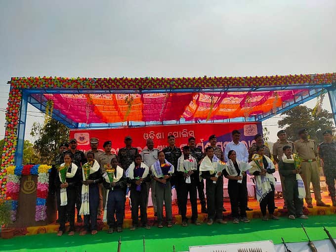 10 Naxals surrender before police