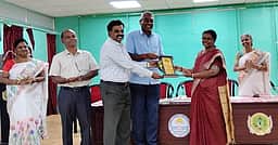 நாட்டின் சிறந்த விஞ்ஞானி விருது பெற்ற பேராசிரியருக்கு பாராட்டு