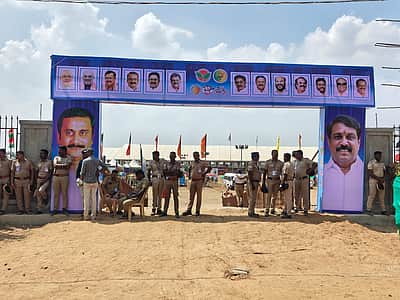 தே.ஜ. கூட்டணி பொதுக் கூட்டம்! இபிஎஸ் படம் இல்லை!
