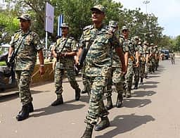 தஞ்சாவூரில் துணை ராணுவத்தினா் கொடி அணிவகுப்பு