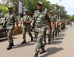 தஞ்சாவூரில் துணை ராணுவத்தினா் கொடி அணிவகுப்பு