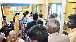 வீட்டு உபயோக சிலிண்டா் பதிவு செய்ய வரிசையில் நிற்கும் மக்கள்