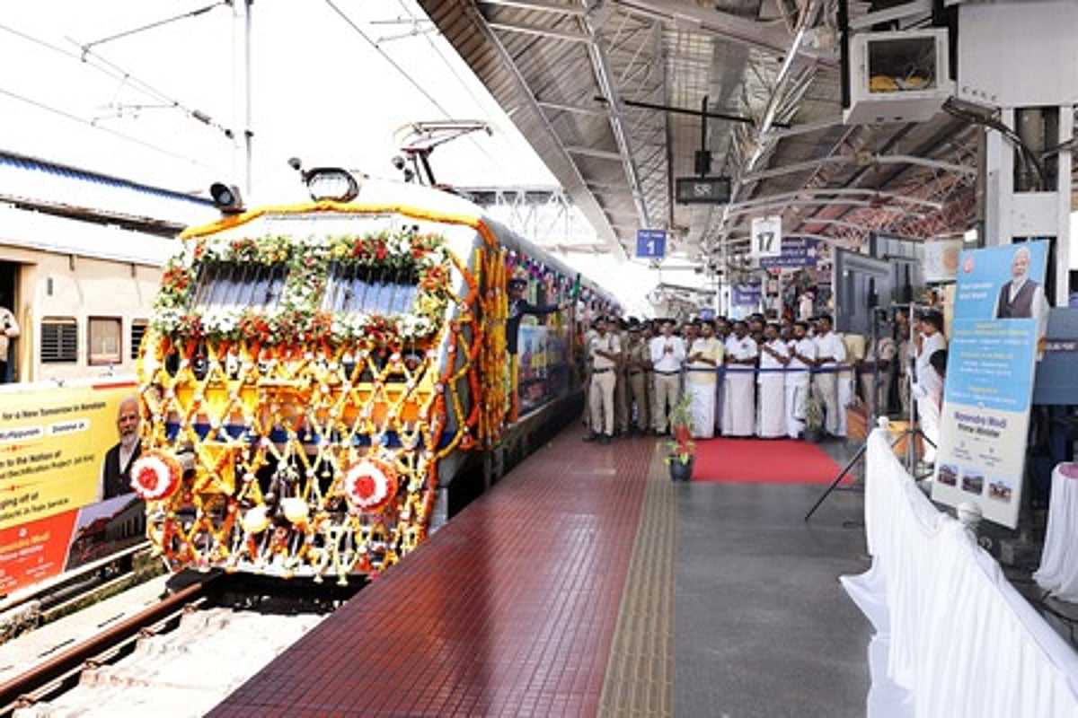 போத்தனூா் - தன்பாத் அம்ருத் ரயில்; பாலக்காடு - பொள்ளாச்சி மெமு ரயில்