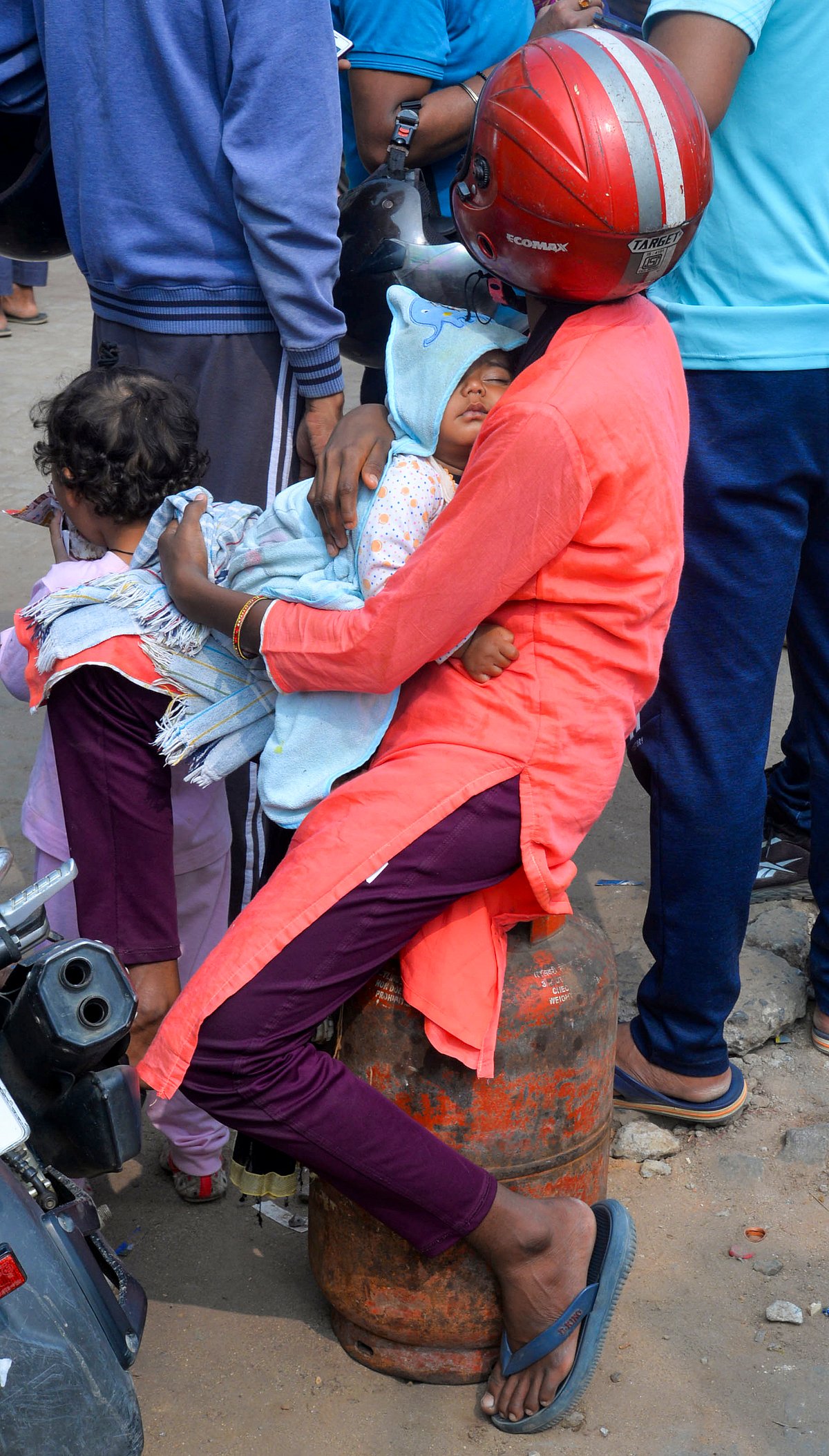 சிலிண்டர் தட்டுப்பாடு! அலைமோதும் மக்கள்!