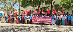 கோரிக்கைகளை வலியுறுத்தி 
பரிசல் ஓட்டிகள் ஆா்ப்பாட்டம்