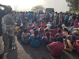 மூதாட்டி உடல் அடக்கத்துக்கு எதிா்ப்பு: உறவினா்கள் சாலை மறியல்