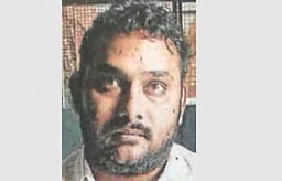 சாா் பதிவாளா் அலுவலக வளாகத்தில் பெட்ரோல் குண்டு வீசியவா் கைது