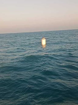 தொண்டி அருகே கடலில் மிதந்த மா்மப் பொருள் - போலீஸாா் எச்சரிக்கை