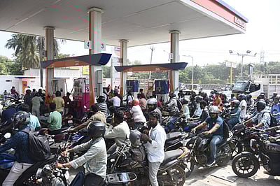 எரிபொருள் தட்டுப்பாடு: எகிறும் கட்டுப்பாடு