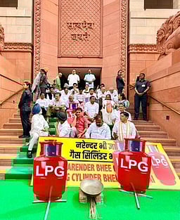 சிலிண்டர் தட்டுப்பாடு: நாடாளுமன்றத்தில் எதிர்க்கட்சியினர் ஆர்ப்பாட்டம்!