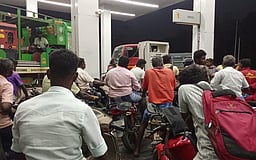 தட்டுப்பாடு அச்சம்: பெட்ரோல் நிலையங்களில் குவிந்த வாகன ஓட்டிகள்