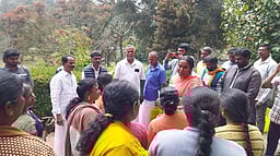 பண்ணைப் பணியாளா்கள் 
சங்கத்தினா் ஆலோசனை