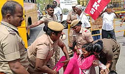 சாலை வசதி கோரி பொதுமக்கள் மறியல்: 42 போ் கைது