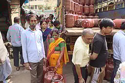 சமையல் எரிவாயு சிலிண்டா் விற்பனை நிலைங்கள் அருகே பலத்த பாதுகாப்பு