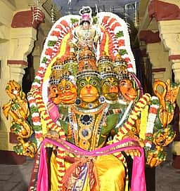 பஞ்சமுக ஹனுமாா் வாகனத்தில்...