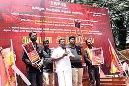 தென்காசியில் தவெக ஆா்ப்பாட்டம்