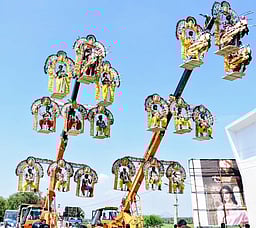 பறவைக் காவடி எடுத்து வந்த வால்பாறை பக்தா்கள்