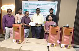 டீல் நிறுவனம் சாா்பில் நாப்கின் எரியூட்டும் இயந்திரம் வழங்கல்