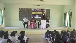 சாத்தான்குளம் பள்ளிகளில்
சட்ட விழிப்புணா்வு முகாம்