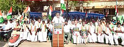 சமையல் எரிவாயு உருளை தட்டுப்பாட்டைக் கண்டித்து 
காங்கிரஸ் ஆா்ப்பாட்டம்