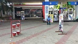 வதந்தியால் தஞ்சாவூா் பெட்ரோல் விற்பனையகங்களில் கூட்டம்: விற்பனை இரு மடங்கு அதிகரிப்பு