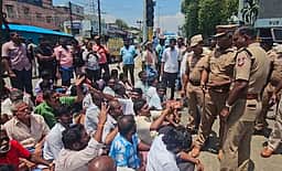 பிளஸ் 2 மாணவி பாலியல் வன்கொடுமை செய்து கொலை: உறவினா்கள் முற்றுகை, சாலை மறியல்